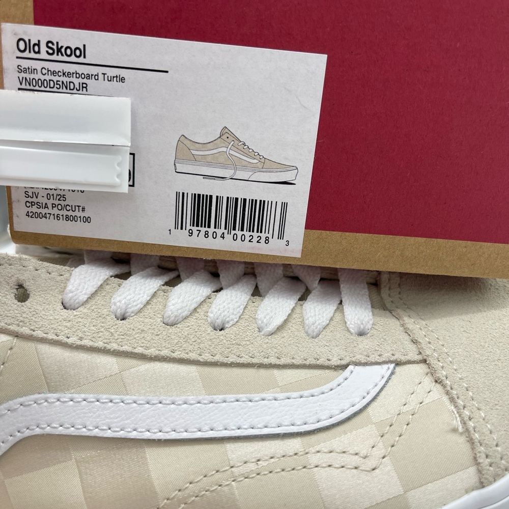 Vans Men’s Old Skool
Satin Checkerboard Turtle Sneakers 
VN000D5NDJR - Picture 16 of 16